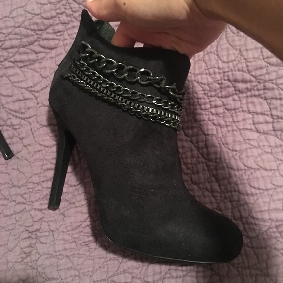 Black ankle booties with mixed media chains - Picture 2 of 3